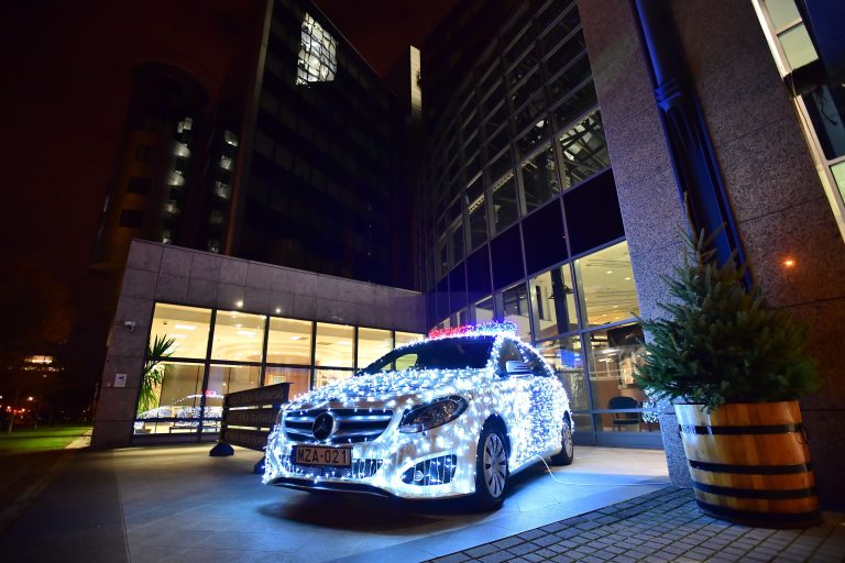 Adventi „fényrendőrautó” Budapesten