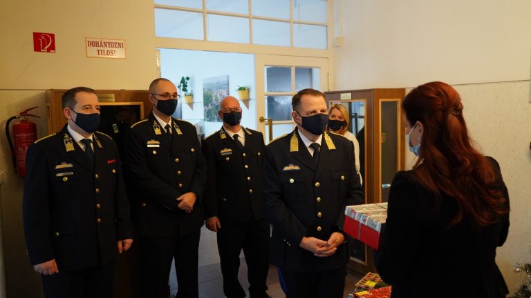 Idén is adományoztak a Baranya megyei rendőrök