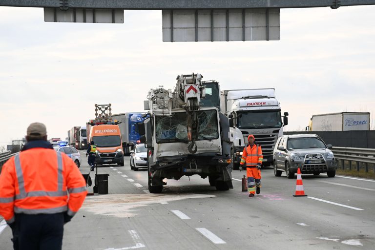 Darus kocsi ütközött kamionnal az M0-s autóúton