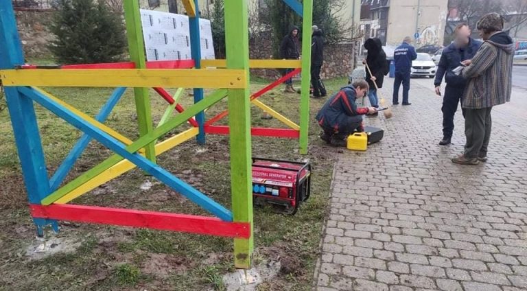 Csak a szokásos: a Kétfarkú Kutyapárt buszmegállót csinál, a város elbontattja