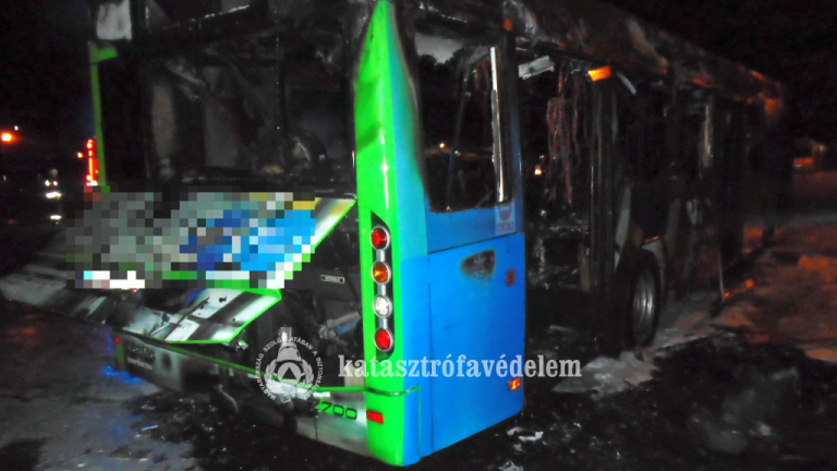 Teljesen leégett egy busz Pécsett