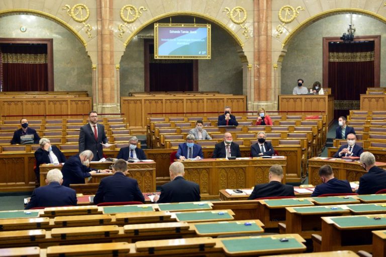 Júniusig marad a vészhelyet, és a hitelmoratórium is