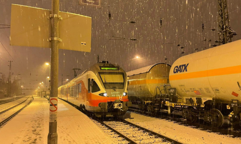 Egy centi hó esett, összeomlott a MÁV