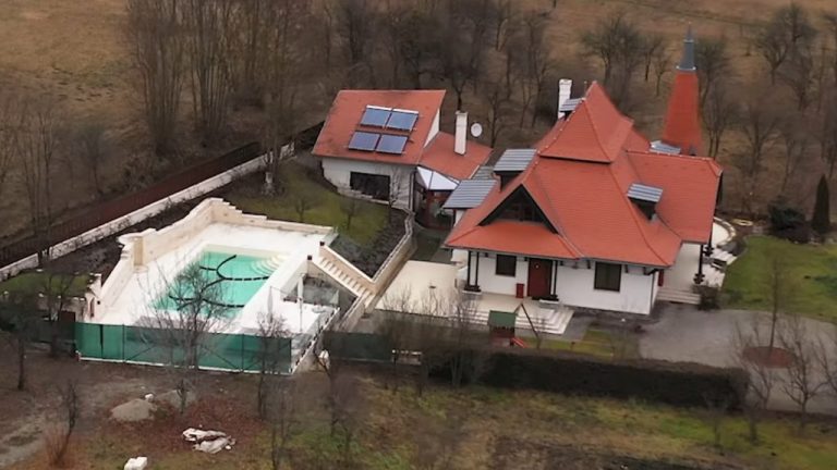 Egységes ellenzék: Kövér László számoljon el a hozzá köthető hargitai luxusingatlannal!