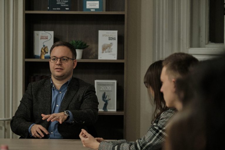 Orbán tanácsadója: vitázni jó dolog, attól nem kell félni