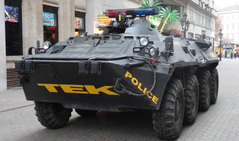 Zárt rendőrségi területre hatoltak be, a TEK páncélozott járművet is bevetett