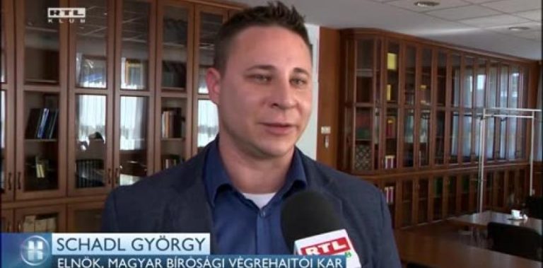 A Telex lefényképezte Schadl kisrepülőjét