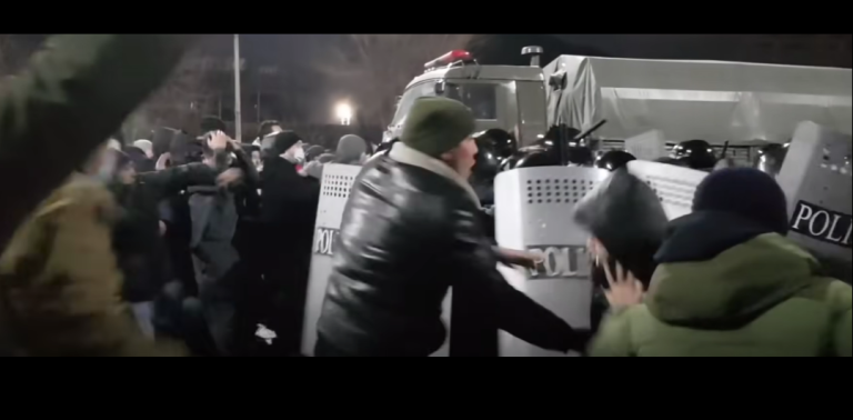 Kazahsztánban tüntetőket ölt meg a rendőrség, durva videó készült a balhéról