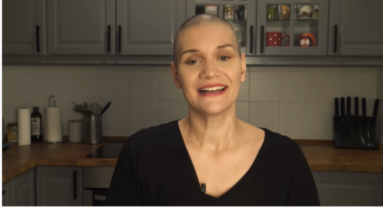Videón borotválta kopaszra magát Pottyondy Edina
