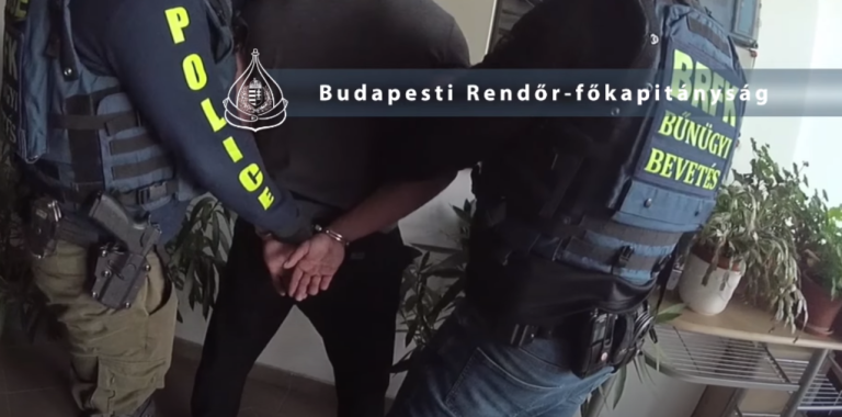 Rendőrök törték rá az ajtót a fővárosi bulihely előtt késelő férfire – VIDEÓ