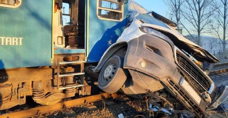 A tilos jelzés ellenére hajtott a személyvonat elé egy furgon, csúnya baleset lett belőle
