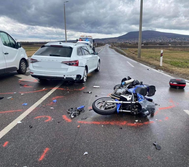 Nem tudták megmenteni a Pécs Plázánál karambolózó motoros életét