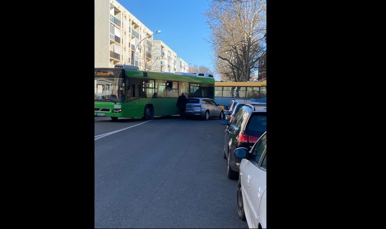 Baleset Uránvárosban, kerülje el az útszakaszt