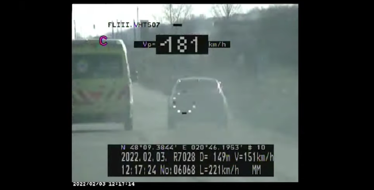Videó: 183 km/h sebességgel előzte a szirénázó mentőautót jobbról, a BMW-s