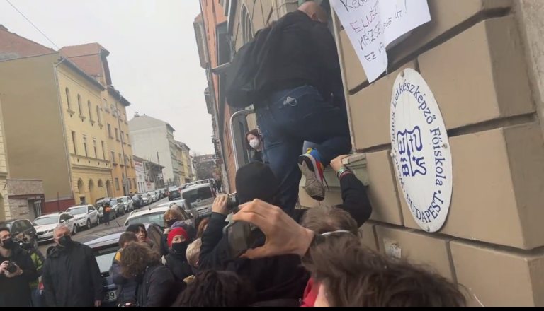 Ablakon másztak be az újságírók Iványi Gábor egyesületének épületébe