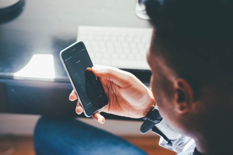 Internetes csalókat fogtak el a rendőrök