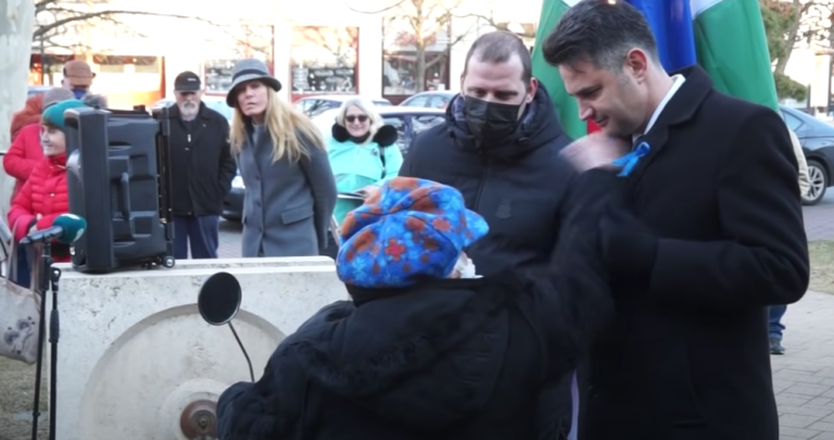 Ide vezet a kormány által generált gyűlöletkampány: idős nő ütötte meg Márki-Zay Pétert az utcafórumán