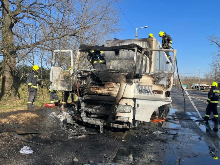 Kiégett egy kamion a 6-os úton