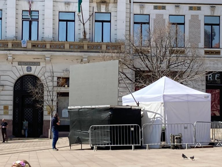 „Mi soha nem vetemednénk arra, hogy elhallgattassuk azokat, akik nem értenek egyet velünk” – hazudta Hoppál Péter főnöke