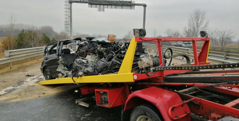 Videó: senki sem volt bekötve az M4-esen szalagkorlátnak vágódó BMW-ben