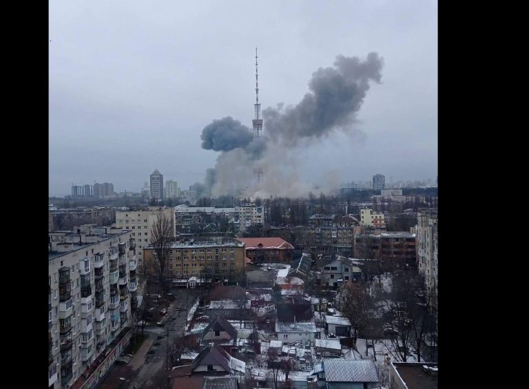 Videó: orosz rakéta csapódott a kijevi tévétoronyba, többen is meghaltak