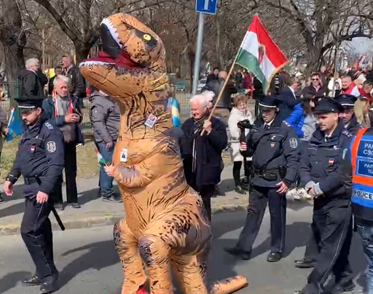 Nem tett feljelentést a Békemeneten ollóval megszúrt T-rex