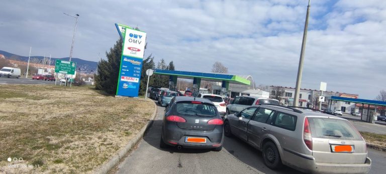 Továbbra is hatalmas sorok kígyóznak a benzinkutak előtt, akadozik az ellátás