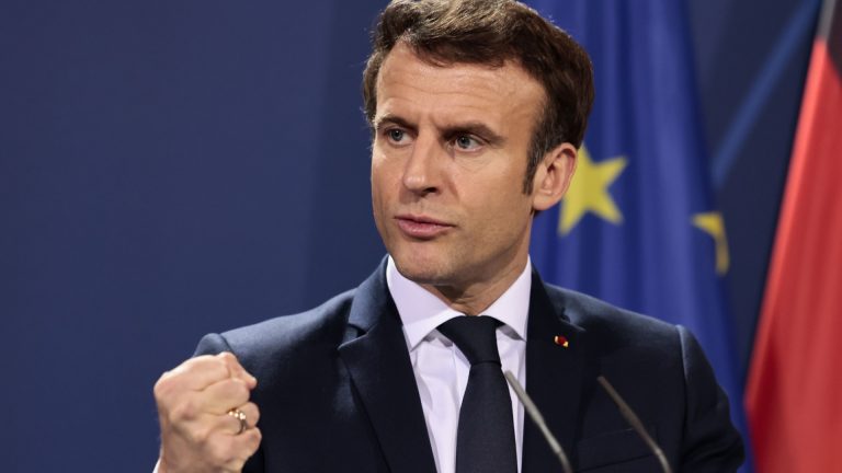 Francia elnökválasztás: sem a baloldal, sem az orosz-barát szélsőjobb nem rúghat labdába, Macron mellett