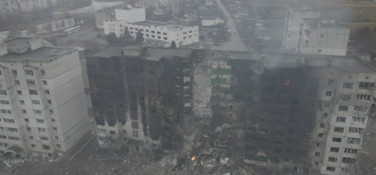 Elképesztő drónfelvételen az orosz bombák pusztítása