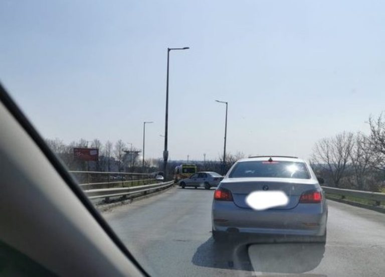 Két autó ütközött Pécsen