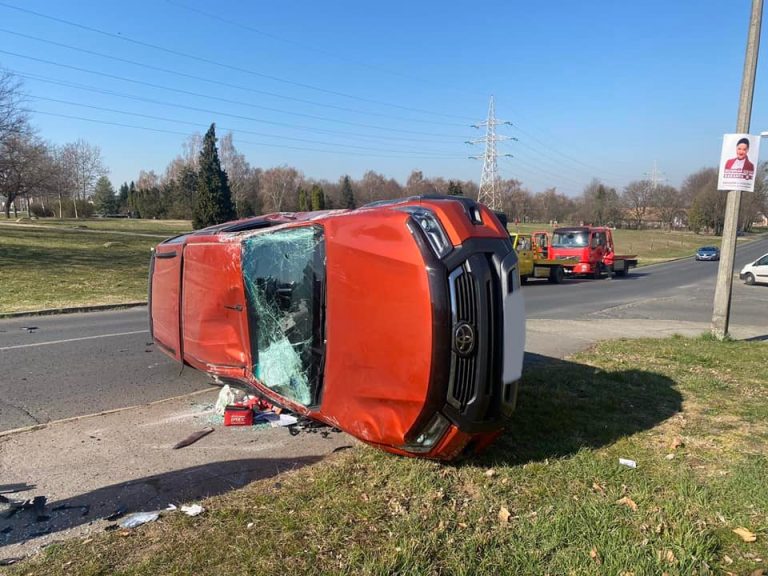 Hármas karambol történt a pécsi Malomvölgyi úton
