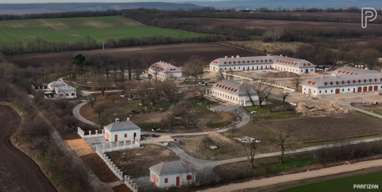 Videó: szépen épül az Orbán-család hatezer négyzetméteres új luxus birtoka