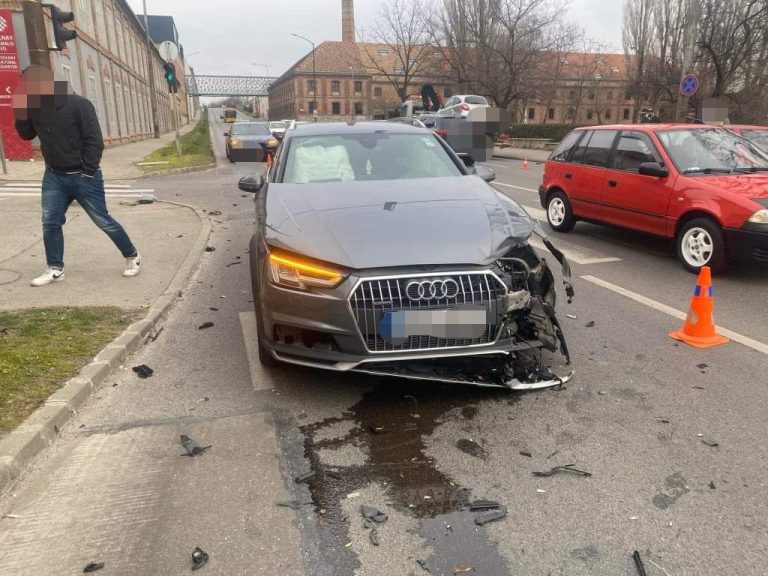 Áthajtott a piroson az Audis, baleset lett belőle Pécsett