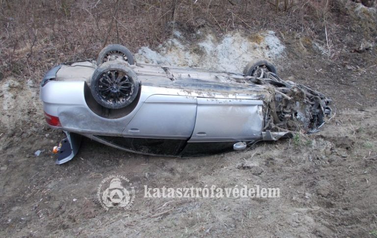 Személygépkocsi ütközött teherautóval Sellyénél