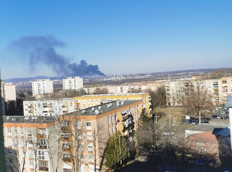 Műanyag szemét ég Pécsnél