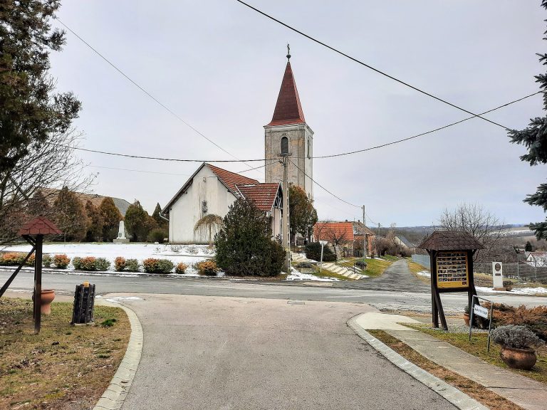 5 fiatal betört egy baranyai templomba és szétverték a szentélyt