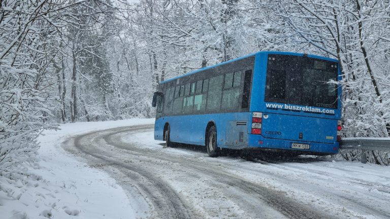 Elakadt a hóban a pécsi busz helyi járata