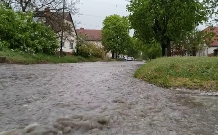 Átvágták a gátat Bajánál, több házat elöntött a víz