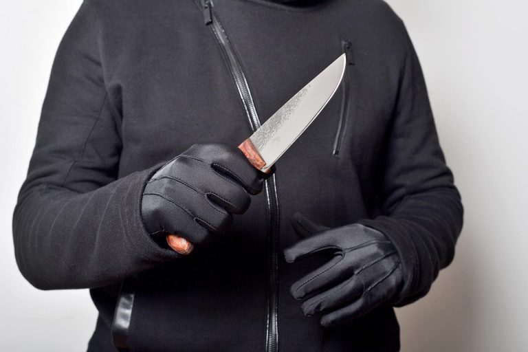 Késsel támadtak egy papra és egy apácára
