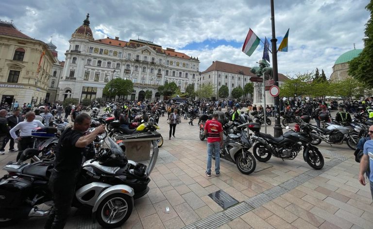 Húsvéti nyuszis felvonulást tartanak dél-dunántúli motorosok Pécsett