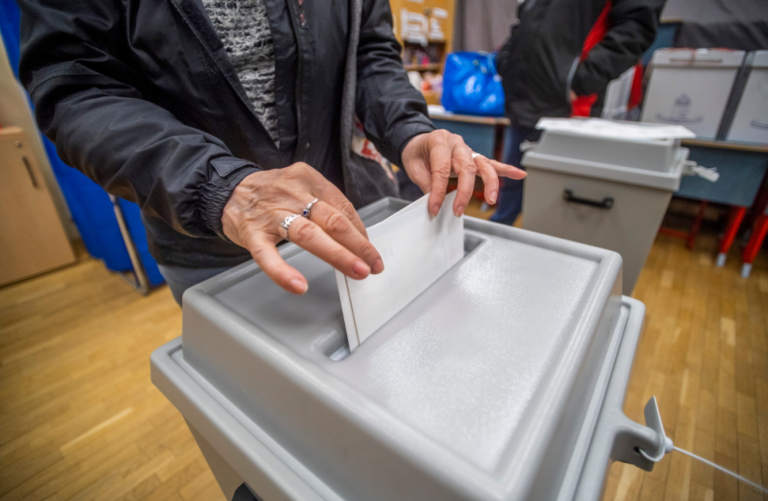 Sorra érkeznek a külföldi urnák, akár Pécsett is változhat még az eredmény