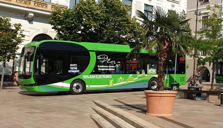 A pécsi Tüke busz menetrendi információi mindenszentek és a halottak napjára