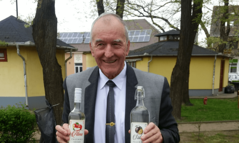 Kunhegyes 78 éves polgármestere feleségül vett egy 18 éves lányt
