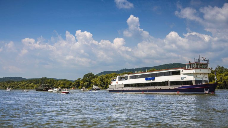 Hajós felvonulással nyitották meg a turisztikai szezont a Dunakanyarban