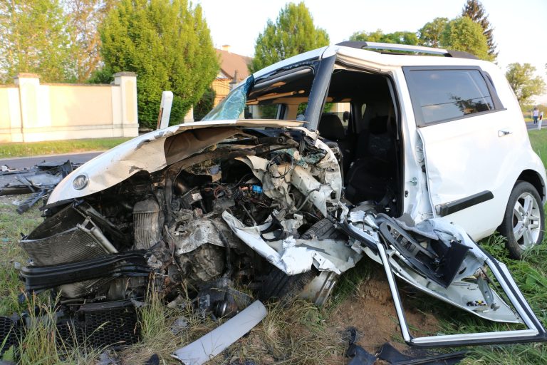 Halálos baleset történt a két autó ütközött össze – képek