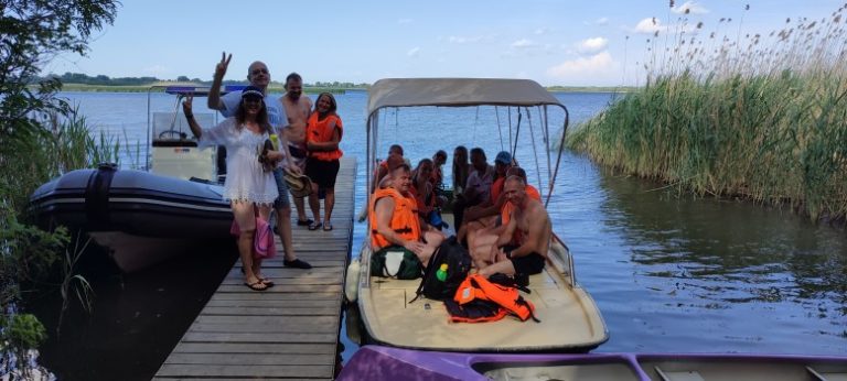 27 embert mentettek ki az este a Tisza-tóból