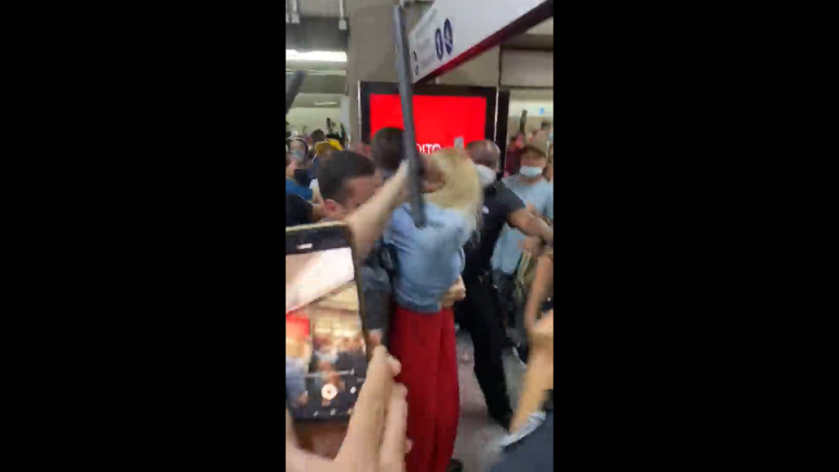 A konzulátuson dolgozhat az a magyar nő, akit majdnem meglincseltek egy brazil metrón