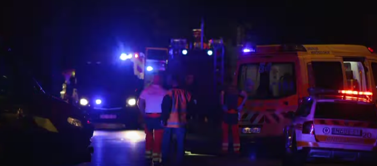 Tragédia: mentőautó ütközött szmélygépkocsival, egy ember meghalt, heten megsérültek