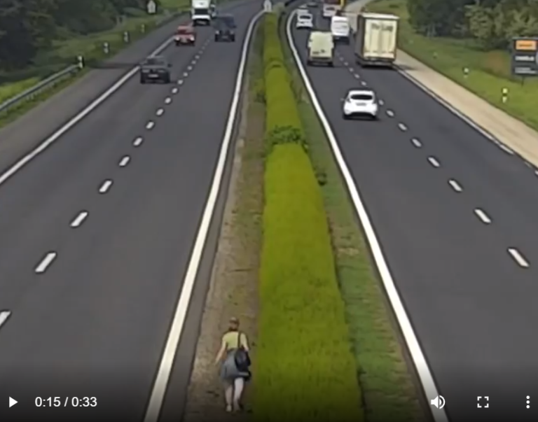 Gyalog indult el egy nő Győrbe az M1-es autópályán