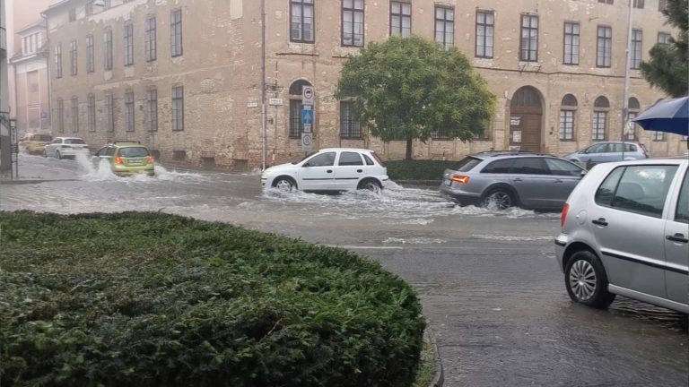 Videó: óriási mennyiségű eső zúdult Pécsre, a belváros elesett